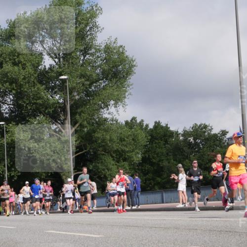 29.06.2025 - hella hamburg halbmarathon Luisa Fischer http://msf.ph/oto/8447796 29.06.2025 09:48:03 Kennedybrücke 5550, 6878, 518, 57, 1686, 1707, 5187, 5550, 6878, 7186, 7880, 7965, 10484, 10876 meine-sportfotos.de