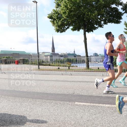 29.06.2025 - hella hamburg halbmarathon Lena Gebhardt http://msf.ph/oto/8447798 29.06.2025 09:53:39 Lombardsbrücke 1466, 1558, 1750, 1759, 2234, 2270, 2365, 2402, 2516, 2623, 2823, 2890, 2937, 3004, 3146, 3186, 3414, 4091, 4140, 4247, 4310, 4553, 4949, 5022, 5115, 5362, 5460, 5532, 5623, 5624, 5650, 5692, 6071, 6203, 6282, 6309, 6375, 6388, 6460, 6575, 6903, 7167, 7204, 7322, 7385, 7448, 7450, 7480, 7734, 7765, 8023, 8063, 8269, 9030, 9043, 9126, 9626, 9633, 9723, 9965, 10792, 11077, 11936, 13009 meine-sportfotos.de