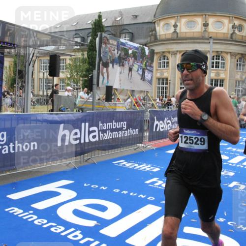 29.06.2025 - hella hamburg halbmarathon Michael Strokosch http://msf.ph/oto/8447808 29.06.2025 10:28:28 Ziel 5328, 12529, 14140, 16711 meine-sportfotos.de