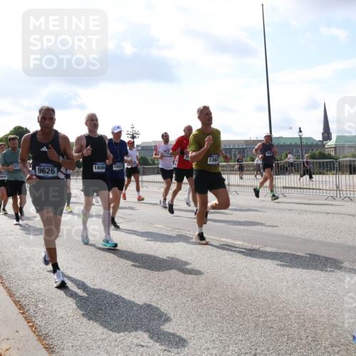 29.06.2025 - hella hamburg halbmarathon Lena Gebhardt http://msf.ph/oto/8447876 29.06.2025 09:53:39 Lombardsbrücke 227, 9626, 18066, 18922, 2937, 1471, 1366, 1466, 1558, 1750, 1759, 2234, 2270, 2365, 2402, 2516, 2623, 2823, 2890, 2937, 3004, 3146, 3186, 3414, 4091, 4140, 4247, 4310, 4553, 4949, 5022, 5115, 5362, 5460, 5532, 5623, 5624, 5650, 5692, 6071, 6203, 6282, 6309, 6375, 6388, 6460, 6575, 6903, 7167, 7204, 7322, 7385, 7448, 7450, 7480, 7734, 7765, 8023, 8063, 8269, 9030, 9043, 9126, 9626, 9633, 9723, 9965, 10792, 11077, 11936, 13009 meine-sportfotos.de