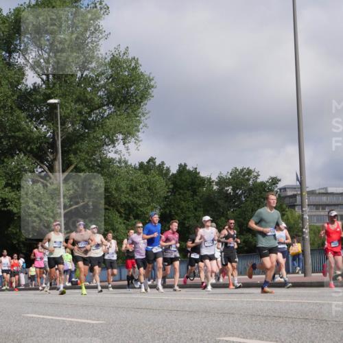 29.06.2025 - hella hamburg halbmarathon Luisa Fischer http://msf.ph/oto/8447924 29.06.2025 09:48:07 Kennedybrücke 17322, 12189, 15054, 1368, 14622, 13754, 3550, 57, 1686, 1707, 1894, 4463, 5187, 5550, 6878, 7186, 7880, 7965, 8062, 10484, 10876 meine-sportfotos.de