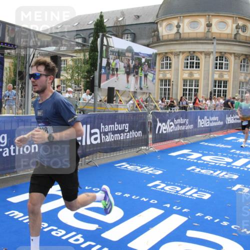 29.06.2025 - hella hamburg halbmarathon Michael Strokosch http://msf.ph/oto/8447930 29.06.2025 10:28:33 Ziel 5328, 17374 meine-sportfotos.de
