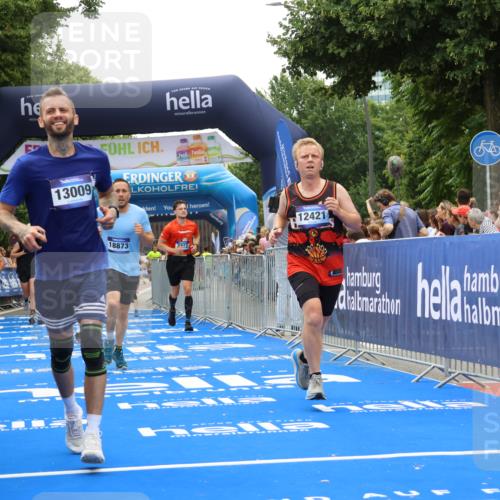 29.06.2025 - hella hamburg halbmarathon Strokosch-Dieckow http://msf.ph/oto/8447961 29.06.2025 10:48:51 Ziel 1094, 1381, 1452, 1884, 1892, 2260, 3213, 3985, 7067, 8889, 9482, 9661, 11519, 12421, 12533, 12534, 13009, 13183, 13976, 15309, 16653, 17007, 18873 meine-sportfotos.de