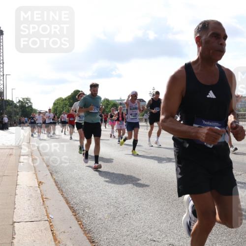 29.06.2025 - hella hamburg halbmarathon Lena Gebhardt http://msf.ph/oto/8447980 29.06.2025 09:53:40 Lombardsbrücke 5537, 2937, 6388, 271, 2890, 1466, 1558, 1750, 1759, 2234, 2270, 2365, 2402, 2516, 2623, 2823, 2890, 2937, 3004, 3146, 3186, 3414, 4091, 4140, 4247, 4310, 4553, 4949, 5022, 5115, 5362, 5460, 5532, 5623, 5624, 5650, 5692, 6071, 6203, 6282, 6309, 6375, 6388, 6460, 6575, 6903, 7167, 7204, 7322, 7385, 7448, 7450, 7480, 7734, 7765, 8023, 8063, 8269, 9030, 9043, 9126, 9626, 9633, 9723, 9965, 10792, 11077, 11936, 13009 meine-sportfotos.de