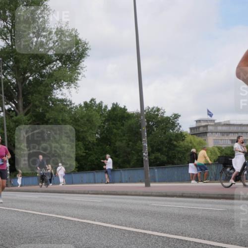 29.06.2025 - hella hamburg halbmarathon Luisa Fischer http://msf.ph/oto/8447991 29.06.2025 10:30:17 Kennedybrücke 12827, 12826, 1481, 3389, 9688, 10077, 10158 meine-sportfotos.de