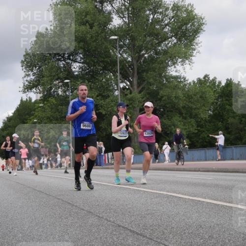 29.06.2025 - hella hamburg halbmarathon Luisa Fischer http://msf.ph/oto/8447998 29.06.2025 10:30:18 Kennedybrücke 5027, 9688, 12827, 12826, 1481, 3389, 9688, 10077, 10158 meine-sportfotos.de