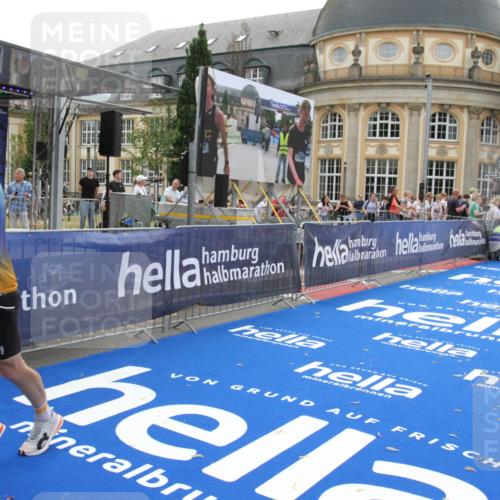 29.06.2025 - hella hamburg halbmarathon Michael Strokosch http://msf.ph/oto/8448017 29.06.2025 10:28:36 Ziel 17374 meine-sportfotos.de