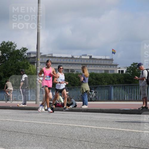 29.06.2025 - hella hamburg halbmarathon Luisa Fischer http://msf.ph/oto/8448051 29.06.2025 09:48:12 Kennedybrücke 18854, 14548, 1894, 1894, 4463, 5550, 7055, 7186, 8062, 9345, 10484 meine-sportfotos.de