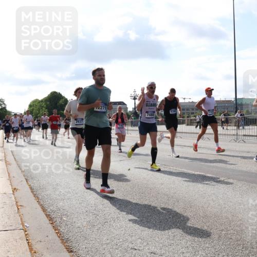 29.06.2025 - hella hamburg halbmarathon Lena Gebhardt http://msf.ph/oto/8448076 29.06.2025 09:53:41 Lombardsbrücke 2937, 2271, 7480, 6388, 189, 1098, 1466, 1558, 1750, 1759, 2270, 2365, 2402, 2516, 2623, 2823, 2890, 2937, 3004, 3146, 3186, 3414, 4091, 4140, 4247, 4310, 4553, 4949, 5022, 5115, 5362, 5460, 5532, 5623, 5624, 5650, 5692, 6071, 6203, 6282, 6309, 6375, 6388, 6460, 6575, 6903, 7167, 7204, 7322, 7385, 7448, 7450, 7480, 7734, 7765, 8023, 8269, 9030, 9043, 9126, 9626, 9633, 9723, 9965, 10792, 11077, 11936, 13009 meine-sportfotos.de