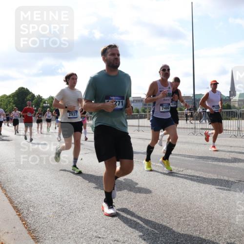 29.06.2025 - hella hamburg halbmarathon Lena Gebhardt http://msf.ph/oto/8448164 29.06.2025 09:53:41 Lombardsbrücke 2937, 271, 7480, 6388, 17032, 1098, 1466, 1558, 1750, 1759, 2270, 2365, 2402, 2516, 2623, 2823, 2890, 2937, 3004, 3146, 3186, 3414, 4091, 4140, 4247, 4310, 4553, 4949, 5022, 5115, 5362, 5460, 5532, 5623, 5624, 5650, 5692, 6071, 6203, 6282, 6309, 6375, 6388, 6460, 6575, 6903, 7167, 7204, 7322, 7385, 7448, 7450, 7480, 7734, 7765, 8023, 8269, 9030, 9043, 9126, 9626, 9633, 9723, 9965, 10792, 11077, 11936, 13009 meine-sportfotos.de