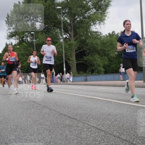 29.06.2025 - hella hamburg halbmarathon Luisa Fischer http://msf.ph/oto/8448198 29.06.2025 10:30:29 Kennedybrücke 450, 4507, 12500, 18074, 2045, 6214, 2045, 3389, 4507, 4509, 5177, 6214, 7314, 10205 meine-sportfotos.de