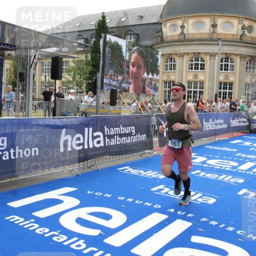 29.06.2025 - hella hamburg halbmarathon Michael Strokosch http://msf.ph/oto/8448266 29.06.2025 10:28:46 Ziel 1953, 2604, 3968, 6090, 10222, 15655, 17213, 17428 meine-sportfotos.de
