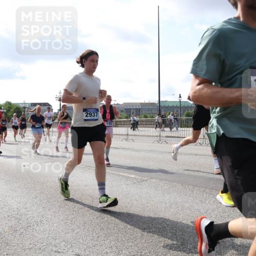 29.06.2025 - hella hamburg halbmarathon Lena Gebhardt http://msf.ph/oto/8448279 29.06.2025 09:53:42 Lombardsbrücke 4247, 5532, 15851, 7385, 2937, 5362, 12271, 1098, 1466, 1558, 1750, 1759, 2270, 2365, 2402, 2516, 2623, 2823, 2890, 2937, 3004, 3146, 3186, 3414, 4091, 4140, 4247, 4310, 4553, 4949, 5022, 5115, 5362, 5460, 5532, 5623, 5624, 5650, 5692, 6071, 6203, 6282, 6309, 6375, 6388, 6460, 6575, 6903, 7167, 7204, 7322, 7385, 7448, 7450, 7480, 7734, 7765, 8023, 8269, 9030, 9043, 9126, 9626, 9633, 9723, 9965, 10792, 11077, 11936, 13009 meine-sportfotos.de