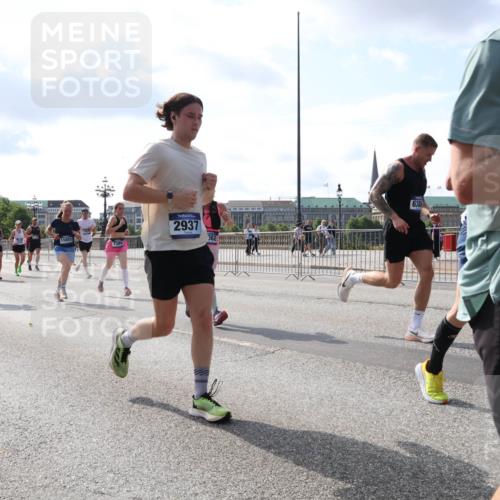 29.06.2025 - hella hamburg halbmarathon Lena Gebhardt http://msf.ph/oto/8448303 29.06.2025 09:53:42 Lombardsbrücke 2937, 15851, 362, 6388, 1098, 1466, 1558, 1750, 1759, 2270, 2365, 2402, 2516, 2623, 2823, 2890, 2937, 3004, 3146, 3186, 3414, 4091, 4140, 4247, 4310, 4553, 4949, 5022, 5115, 5362, 5460, 5532, 5623, 5624, 5650, 5692, 6071, 6203, 6282, 6309, 6375, 6388, 6460, 6575, 6903, 7167, 7204, 7322, 7385, 7448, 7450, 7480, 7734, 7765, 8023, 8269, 9030, 9043, 9126, 9626, 9633, 9723, 9965, 10792, 11077, 11936, 13009 meine-sportfotos.de
