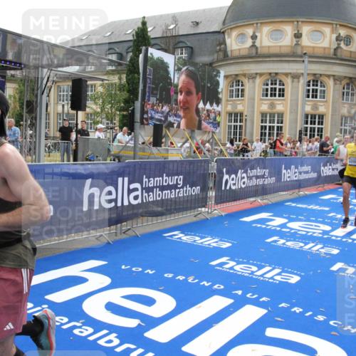 29.06.2025 - hella hamburg halbmarathon Michael Strokosch http://msf.ph/oto/8448313 29.06.2025 10:28:47 Ziel 1953, 2604, 3968, 6090, 10486, 15655, 17428, 18763 meine-sportfotos.de