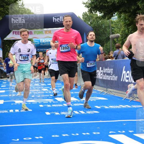 29.06.2025 - hella hamburg halbmarathon Strokosch-Dieckow http://msf.ph/oto/8448337 29.06.2025 10:48:47 Ziel 1094, 1884, 1892, 2442, 7067, 9482, 9661, 11519, 12421, 12533, 13009, 13976, 15309, 15384, 16653, 17007, 17127, 18873 meine-sportfotos.de