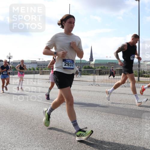 29.06.2025 - hella hamburg halbmarathon Lena Gebhardt http://msf.ph/oto/8448347 29.06.2025 09:53:42 Lombardsbrücke 5532, 158514, 2937, 638, 1098, 1466, 1558, 1750, 1759, 2270, 2365, 2402, 2516, 2623, 2823, 2890, 2937, 3004, 3146, 3186, 3414, 4091, 4140, 4247, 4310, 4553, 4949, 5022, 5115, 5362, 5460, 5532, 5623, 5624, 5650, 5692, 6071, 6203, 6282, 6309, 6375, 6388, 6460, 6575, 6903, 7167, 7204, 7322, 7385, 7448, 7450, 7480, 7734, 7765, 8023, 8269, 9030, 9043, 9126, 9626, 9633, 9723, 9965, 10792, 11077, 11936, 13009 meine-sportfotos.de