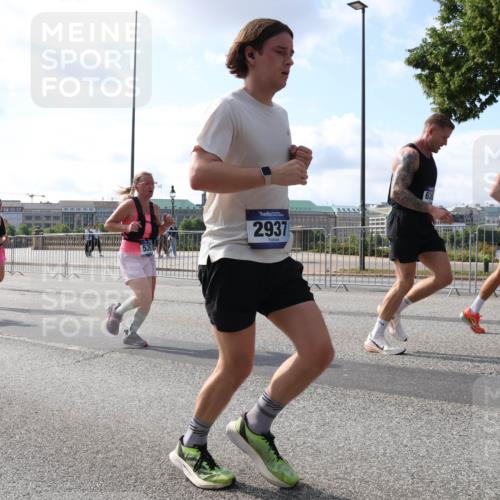 29.06.2025 - hella hamburg halbmarathon Lena Gebhardt http://msf.ph/oto/8448373 29.06.2025 09:53:43 Lombardsbrücke 2937, 1098, 1466, 1558, 1750, 1759, 2270, 2365, 2402, 2516, 2623, 2823, 2890, 2937, 3004, 3146, 3186, 3414, 4091, 4140, 4247, 4310, 4553, 4949, 5022, 5115, 5362, 5460, 5532, 5624, 5650, 5692, 6071, 6203, 6282, 6309, 6375, 6388, 6460, 6575, 6903, 7167, 7204, 7322, 7385, 7448, 7450, 7480, 7734, 7765, 8023, 8269, 9030, 9043, 9105, 9126, 9626, 9633, 9723, 9965, 10792, 11077, 11936, 13009 meine-sportfotos.de