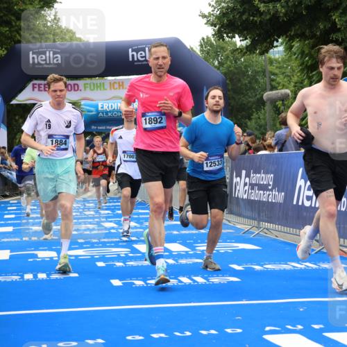 29.06.2025 - hella hamburg halbmarathon Strokosch-Dieckow http://msf.ph/oto/8448398 29.06.2025 10:48:47 Ziel 1094, 1884, 1892, 2442, 7067, 9482, 9661, 11519, 12421, 12533, 13009, 13976, 15309, 15384, 16653, 17007, 17127, 18873 meine-sportfotos.de