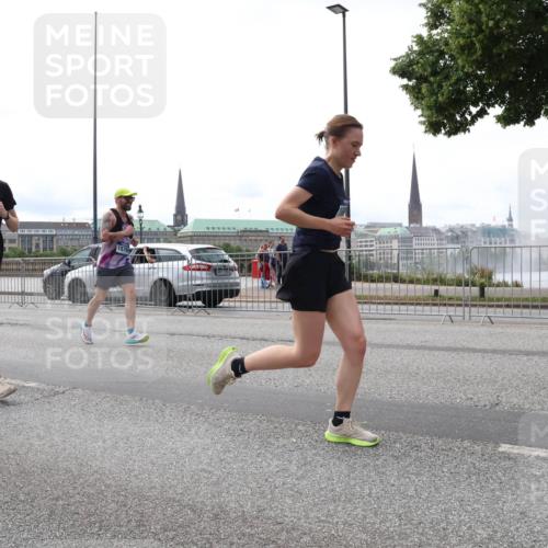 29.06.2025 - hella hamburg halbmarathon Lena Gebhardt http://msf.ph/oto/8448429 29.06.2025 10:30:30 Lombardsbrücke 4575, 1578, 1059, 1547, 1647, 2569, 2754, 2755, 2901, 3281, 3443, 3573, 4198, 4575, 4819, 6344, 6556, 6598, 6616, 6626, 7071, 7120, 9830, 10880, 11984, 12349, 12350, 12460, 12461, 12504, 12687, 12688, 12710, 13418, 14216, 14304, 14421, 15299, 15757, 15789, 15938, 16182, 16504, 16601, 16604, 16735, 16769, 16791, 16864, 18046, 18362, 18503, 18671, 18795, 18860 meine-sportfotos.de