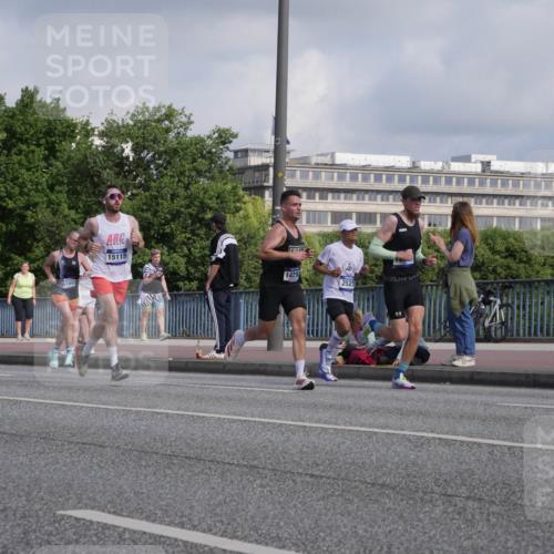 29.06.2025 - hella hamburg halbmarathon Luisa Fischer http://msf.ph/oto/8448443 29.06.2025 09:48:27 Kennedybrücke 7845, 6169, 15115, 1429, 2525, 2525, 3843, 4812, 5042, 6169, 6495, 7845, 8784, 10453 meine-sportfotos.de