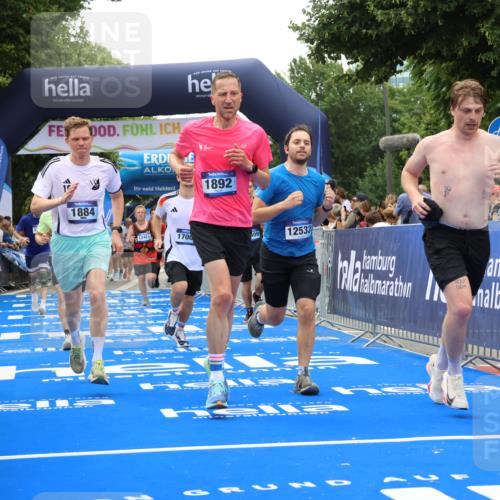 29.06.2025 - hella hamburg halbmarathon Strokosch-Dieckow http://msf.ph/oto/8448476 29.06.2025 10:48:47 Ziel 1094, 1884, 1892, 2442, 7067, 9482, 9661, 11519, 12421, 12533, 13009, 13976, 15309, 15384, 16653, 17007, 17127, 18873 meine-sportfotos.de