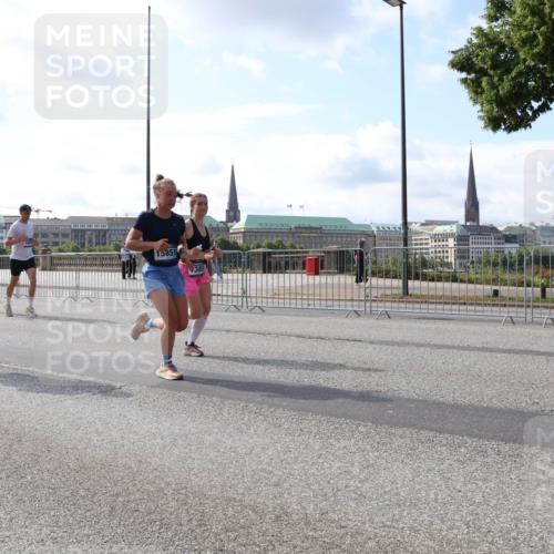 29.06.2025 - hella hamburg halbmarathon Lena Gebhardt http://msf.ph/oto/8448534 29.06.2025 09:53:44 Lombardsbrücke 5532, 15851, 385, 1098, 1466, 1558, 1750, 1759, 2270, 2365, 2402, 2516, 2623, 2823, 2890, 2937, 3004, 3146, 3186, 3414, 4091, 4140, 4247, 4310, 4553, 4949, 5022, 5115, 5362, 5460, 5528, 5532, 5624, 5650, 5692, 6071, 6203, 6282, 6309, 6375, 6388, 6460, 6575, 6903, 7167, 7204, 7322, 7385, 7448, 7480, 7734, 7765, 8023, 8269, 9030, 9043, 9105, 9126, 9626, 9633, 9723, 9965, 10792, 11077, 11936, 13009 meine-sportfotos.de