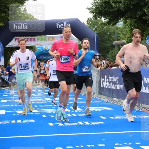 29.06.2025 - hella hamburg halbmarathon Strokosch-Dieckow http://msf.ph/oto/8448538 29.06.2025 10:48:47 Ziel 1094, 1884, 1892, 2442, 7067, 9482, 9661, 11519, 12421, 12533, 13009, 13976, 15309, 15384, 16653, 17007, 17127, 18873 meine-sportfotos.de