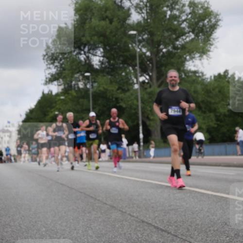 29.06.2025 - hella hamburg halbmarathon Luisa Fischer http://msf.ph/oto/8448542 29.06.2025 10:30:46 Kennedybrücke 7944, 2080, 5369, 5825, 7944, 8215, 9567 meine-sportfotos.de