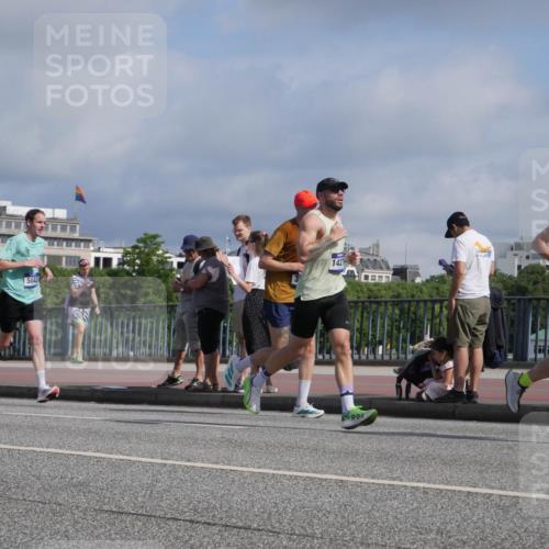 29.06.2025 - hella hamburg halbmarathon Luisa Fischer http://msf.ph/oto/8448568 29.06.2025 09:48:35 Kennedybrücke 1427, 5042, 8784, 3809, 3843, 3955, 5042, 6169, 7845, 8784, 8956, 10298 meine-sportfotos.de