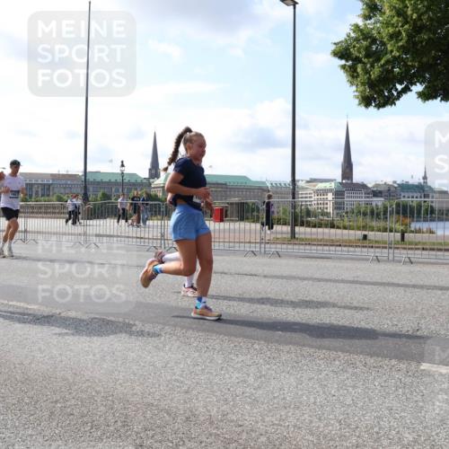 29.06.2025 - hella hamburg halbmarathon Lena Gebhardt http://msf.ph/oto/8448573 29.06.2025 09:53:44 Lombardsbrücke 5532, 16677, 1098, 1466, 1558, 1750, 1759, 2270, 2365, 2402, 2516, 2623, 2823, 2890, 2937, 3004, 3146, 3186, 3414, 4091, 4140, 4247, 4310, 4553, 4949, 5022, 5115, 5362, 5460, 5528, 5532, 5624, 5650, 5692, 6071, 6203, 6282, 6309, 6375, 6388, 6460, 6575, 6903, 7167, 7204, 7322, 7385, 7448, 7480, 7734, 7765, 8023, 8269, 9030, 9043, 9105, 9126, 9626, 9633, 9723, 9965, 10792, 11077, 11936, 13009 meine-sportfotos.de