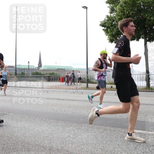 29.06.2025 - hella hamburg halbmarathon Lena Gebhardt http://msf.ph/oto/8448596 29.06.2025 10:30:31 Lombardsbrücke 819, 15938, 157, 1059, 1547, 1647, 2569, 2754, 2755, 2901, 3281, 3443, 3573, 4198, 4575, 4819, 6344, 6556, 6598, 6616, 6626, 7071, 7120, 9830, 10880, 11984, 12349, 12350, 12460, 12461, 12504, 12687, 12688, 12710, 13418, 14216, 14304, 14421, 15299, 15757, 15789, 15938, 16182, 16504, 16601, 16604, 16735, 16769, 16791, 16864, 18046, 18362, 18503, 18671, 18795, 18860 meine-sportfotos.de