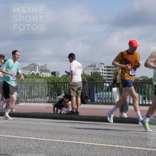29.06.2025 - hella hamburg halbmarathon Luisa Fischer http://msf.ph/oto/8448597 29.06.2025 09:48:36 Kennedybrücke 5042, 3843, 427, 3809, 3843, 3955, 5042, 8784, 8956, 10298 meine-sportfotos.de