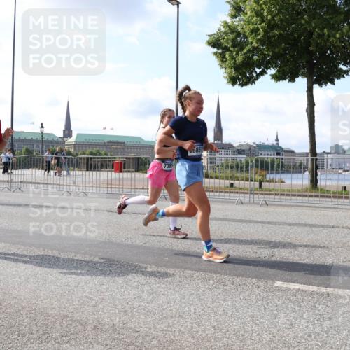 29.06.2025 - hella hamburg halbmarathon Lena Gebhardt http://msf.ph/oto/8448622 29.06.2025 09:53:44 Lombardsbrücke 5532, 7385, 5851, 1098, 1466, 1558, 1750, 1759, 2270, 2365, 2402, 2516, 2623, 2823, 2890, 2937, 3004, 3146, 3186, 3414, 4091, 4140, 4247, 4310, 4553, 4949, 5022, 5115, 5362, 5460, 5528, 5532, 5624, 5650, 5692, 6071, 6203, 6282, 6309, 6375, 6388, 6460, 6575, 6903, 7167, 7204, 7322, 7385, 7448, 7480, 7734, 7765, 8023, 8269, 9030, 9043, 9105, 9126, 9626, 9633, 9723, 9965, 10792, 11077, 11936, 13009 meine-sportfotos.de