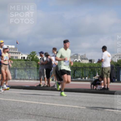 29.06.2025 - hella hamburg halbmarathon Luisa Fischer http://msf.ph/oto/8448645 29.06.2025 09:48:38 Kennedybrücke 3809, 3843, 3955, 5042, 7901, 8956, 10298 meine-sportfotos.de