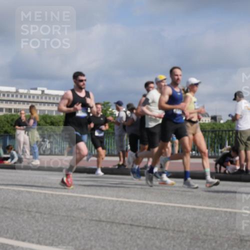 29.06.2025 - hella hamburg halbmarathon Luisa Fischer http://msf.ph/oto/8448661 29.06.2025 09:48:39 Kennedybrücke 3809, 3843, 3955, 5042, 7901, 8956, 10298 meine-sportfotos.de