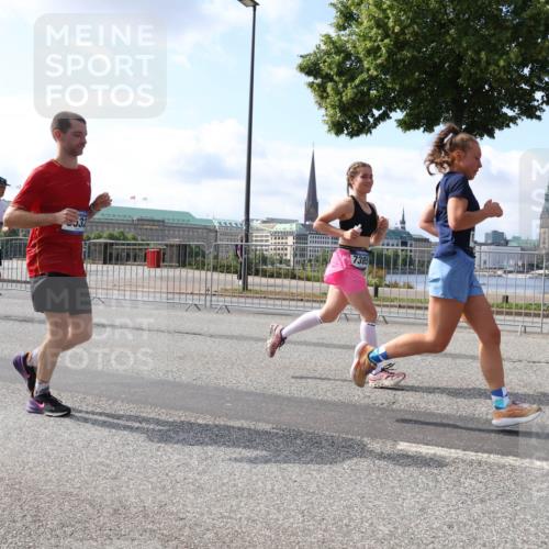 29.06.2025 - hella hamburg halbmarathon Lena Gebhardt http://msf.ph/oto/8448721 29.06.2025 09:53:45 Lombardsbrücke 166, 7385, 1098, 1466, 1558, 1750, 1759, 2270, 2365, 2402, 2516, 2623, 2823, 2890, 2937, 3004, 3146, 3186, 3414, 4091, 4140, 4235, 4247, 4310, 4949, 5022, 5115, 5362, 5460, 5528, 5532, 5624, 5650, 5692, 6071, 6282, 6309, 6375, 6388, 6460, 6575, 6903, 7167, 7322, 7385, 7448, 7480, 7734, 7765, 8023, 8269, 9030, 9043, 9105, 9126, 9619, 9626, 9633, 9723, 9965, 10792, 11077, 11936, 13009 meine-sportfotos.de