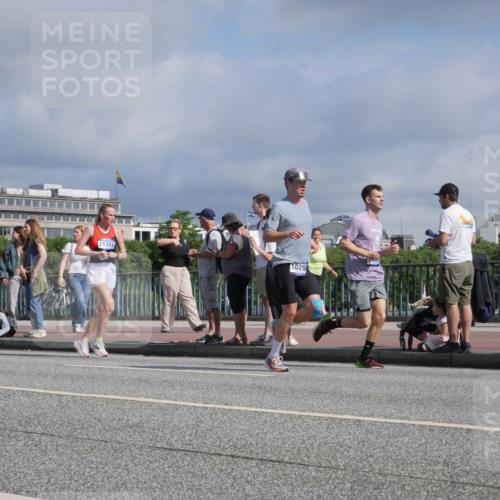 29.06.2025 - hella hamburg halbmarathon Luisa Fischer http://msf.ph/oto/8448724 29.06.2025 09:48:42 Kennedybrücke 15391, 1029, 3955, 7534, 7901, 10298 meine-sportfotos.de