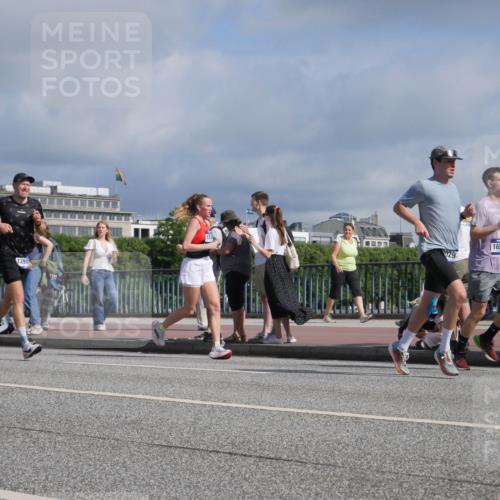 29.06.2025 - hella hamburg halbmarathon Luisa Fischer http://msf.ph/oto/8448731 29.06.2025 09:48:43 Kennedybrücke 1298, 29, 1650, 7534, 7901, 10298 meine-sportfotos.de