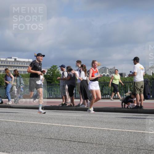 29.06.2025 - hella hamburg halbmarathon Luisa Fischer http://msf.ph/oto/8448742 29.06.2025 09:48:43 Kennedybrücke 1298, 1520, 7534, 7901, 10298 meine-sportfotos.de