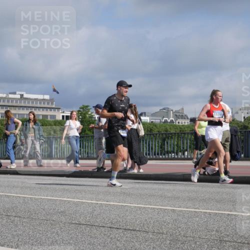 29.06.2025 - hella hamburg halbmarathon Luisa Fischer http://msf.ph/oto/8448754 29.06.2025 09:48:43 Kennedybrücke 1298, 15391, 7534, 7901, 10298 meine-sportfotos.de