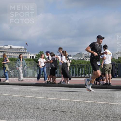 29.06.2025 - hella hamburg halbmarathon Luisa Fischer http://msf.ph/oto/8448763 29.06.2025 09:48:44 Kennedybrücke 11282, 17826, 1298, 4477, 7534, 7901, 10298 meine-sportfotos.de