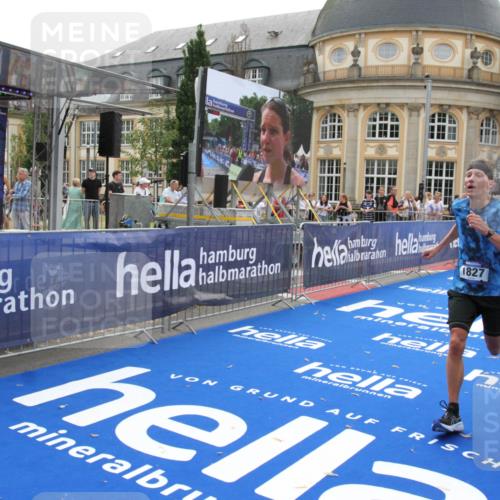 29.06.2025 - hella hamburg halbmarathon Michael Strokosch http://msf.ph/oto/8448770 29.06.2025 10:29:01 Ziel 1827, 18874, 19142 meine-sportfotos.de