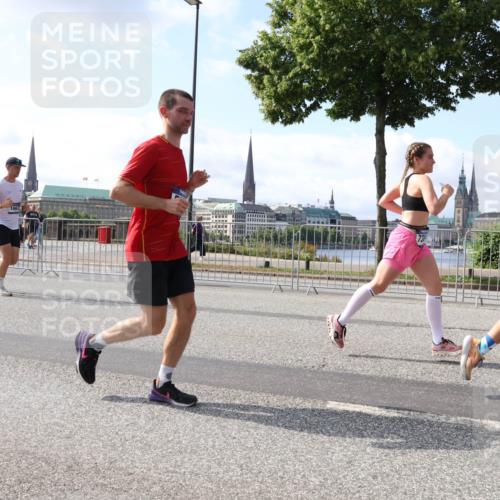 29.06.2025 - hella hamburg halbmarathon Lena Gebhardt http://msf.ph/oto/8448788 29.06.2025 09:53:45 Lombardsbrücke 1098, 1466, 1558, 1750, 1759, 2270, 2365, 2402, 2516, 2623, 2823, 2890, 2937, 3004, 3146, 3186, 3414, 4091, 4140, 4235, 4247, 4310, 4949, 5022, 5115, 5362, 5460, 5528, 5532, 5624, 5650, 5692, 6071, 6282, 6309, 6375, 6388, 6460, 6575, 6903, 7167, 7322, 7385, 7448, 7480, 7734, 7765, 8023, 8269, 9030, 9043, 9105, 9126, 9619, 9626, 9633, 9723, 9965, 10792, 11077, 11936, 13009 meine-sportfotos.de