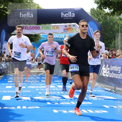 29.06.2025 - hella hamburg halbmarathon Strokosch-Dieckow http://msf.ph/oto/8448792 29.06.2025 10:38:26 Ziel 1042, 1710, 2745, 3014, 3431, 3790, 7110, 8571, 14905, 14992, 16075, 16280, 18357, 18761 meine-sportfotos.de