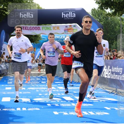 29.06.2025 - hella hamburg halbmarathon Strokosch-Dieckow http://msf.ph/oto/8448807 29.06.2025 10:38:26 Ziel 1042, 1710, 2745, 3014, 3431, 3790, 7110, 8571, 14905, 14992, 16075, 16280, 18357, 18761 meine-sportfotos.de