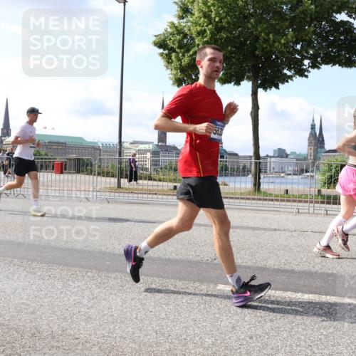 29.06.2025 - hella hamburg halbmarathon Lena Gebhardt http://msf.ph/oto/8448819 29.06.2025 09:53:45 Lombardsbrücke 1098, 1466, 1558, 1750, 1759, 2270, 2365, 2402, 2516, 2623, 2823, 2890, 2937, 3004, 3146, 3186, 3414, 4091, 4140, 4235, 4247, 4310, 4949, 5022, 5115, 5362, 5460, 5528, 5532, 5624, 5650, 5692, 6071, 6282, 6309, 6375, 6388, 6460, 6575, 6903, 7167, 7322, 7385, 7448, 7480, 7734, 7765, 8023, 8269, 9030, 9043, 9105, 9126, 9619, 9626, 9633, 9723, 9965, 10792, 11077, 11936, 13009 meine-sportfotos.de