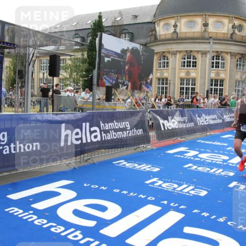 29.06.2025 - hella hamburg halbmarathon Michael Strokosch http://msf.ph/oto/8448835 29.06.2025 10:29:04 Ziel 10351, 18874, 19142 meine-sportfotos.de