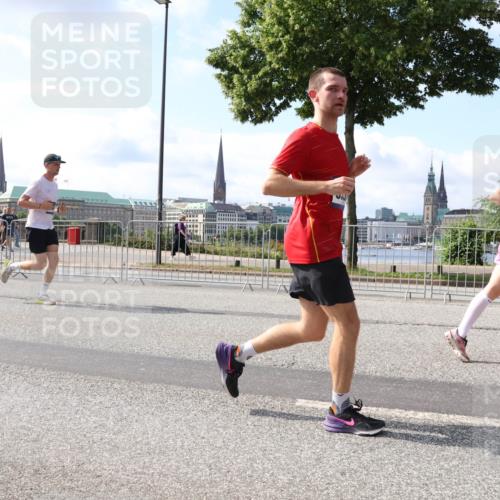 29.06.2025 - hella hamburg halbmarathon Lena Gebhardt http://msf.ph/oto/8448861 29.06.2025 09:53:45 Lombardsbrücke 1098, 1466, 1558, 1750, 1759, 2270, 2365, 2402, 2516, 2623, 2823, 2890, 2937, 3004, 3146, 3186, 3414, 4091, 4140, 4235, 4247, 4310, 4949, 5022, 5115, 5362, 5460, 5528, 5532, 5624, 5650, 5692, 6071, 6282, 6309, 6375, 6388, 6460, 6575, 6903, 7167, 7322, 7385, 7448, 7480, 7734, 7765, 8023, 8269, 9030, 9043, 9105, 9126, 9619, 9626, 9633, 9723, 9965, 10792, 11077, 11936, 13009 meine-sportfotos.de
