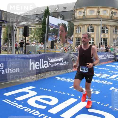 29.06.2025 - hella hamburg halbmarathon Michael Strokosch http://msf.ph/oto/8448866 29.06.2025 10:29:04 Ziel 10351, 18874, 19142 meine-sportfotos.de